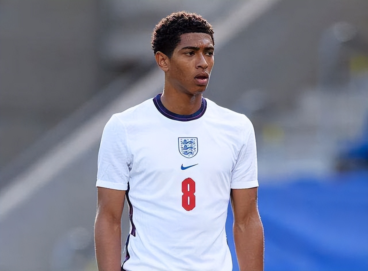 中超欠薪问题严峻，俱乐部准入难，财务困境持续，亟需解决。（中超欠薪严峻，准入受阻，财务困局未解，亟待破解）