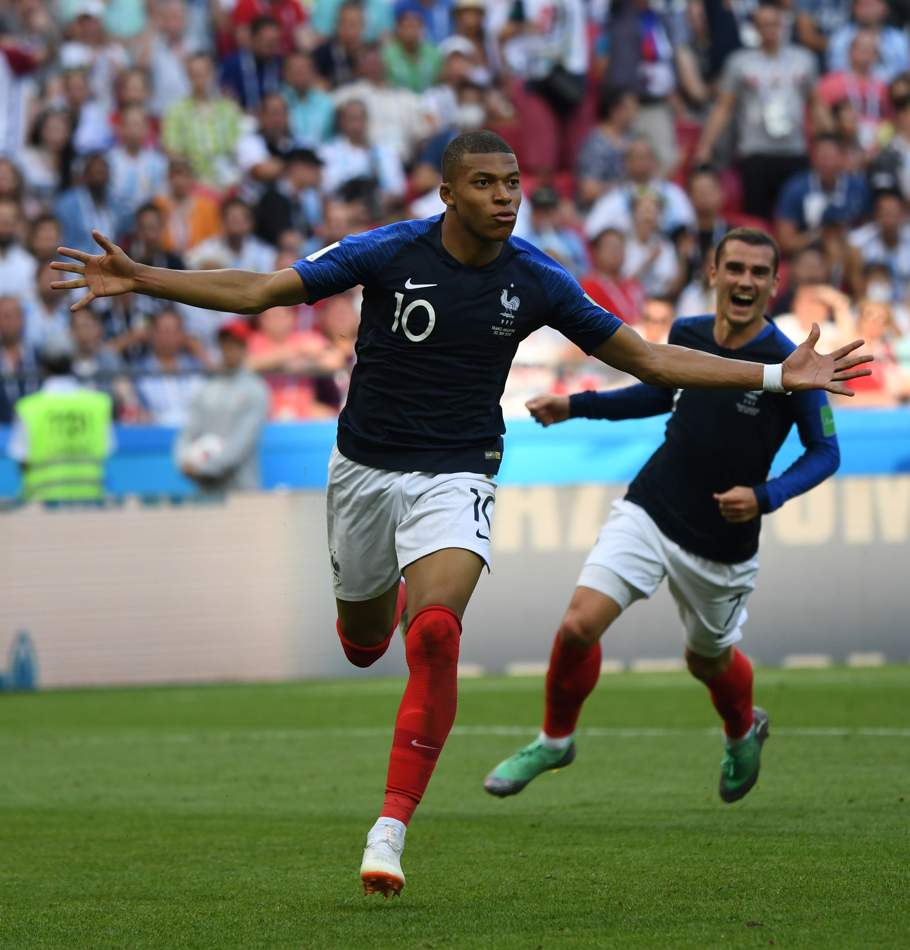 劳塔罗2025年12场欧冠进12球，欧冠主场连续5场破门（劳塔罗2025年欧冠12战12球，主场已连进5场）