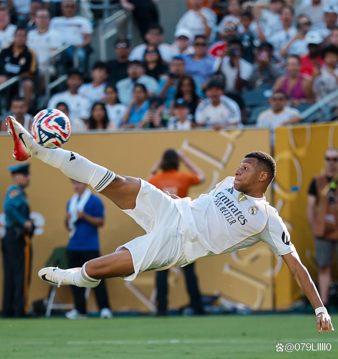 继C罗和小卢卡斯后，奥斯梅恩是第三位欧冠客场对贾府戴帽的球员