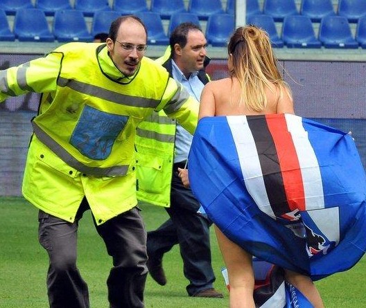 记者：汪士钦这张红牌就是多年来中国足球陋习的真实写照（记者：汪士钦这张红牌，正是中国足球多年积弊的缩影）